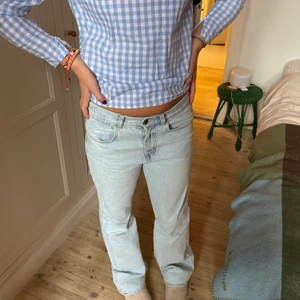 Lågmidjade snygga jeans! - Fin ljusblå färg!💙💙 Perfekta till höst och vinter med en stickad tröja, storlek 28🦋🦋
