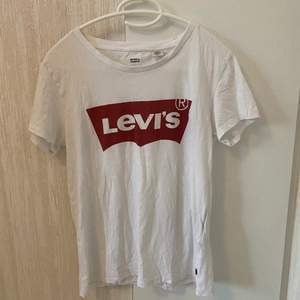 En vit Levis t-shirt I stl M i använt skick, säljer för 100kr och fri frakt 