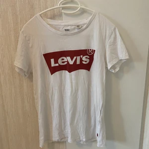 Levis  - En vit Levis t-shirt I stl M i använt skick, säljer för 100kr och fri frakt 