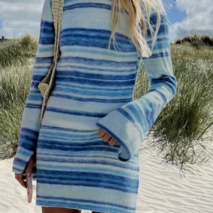 Trendig klänning - Säljer denna superfina och sköna klänningen från Nelly. Har lånade bilder, det är bara skriva så kan jag skicka egna bilder! Den är oanvänd och prislappen är kvar❤️‍🔥🌶