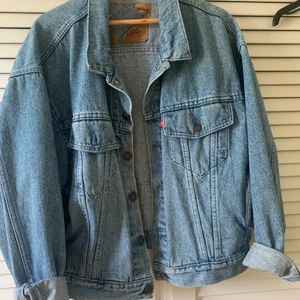Levis jeansjacka - Säljer min jeansjacka från Levis. Det är en storlek M men är stor i storleken. Det är en oversized fit. Passar alla beroende på hur man vill att den ska sitta 