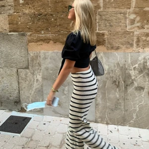 Randiga byxor från Zara - Säljer dessa stickade byxorna från zara, i fint skick. Storlek M eftersom de är längre än S, men passar xs-m