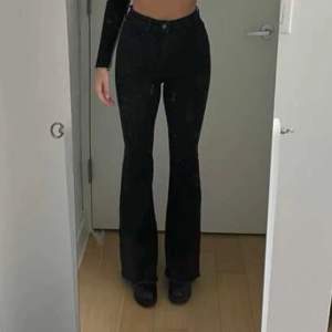 Jättefina långa bootcut jeans! Dem är perfekta för mig som är 1,72 cm, säljer pågrund av att jag inte får någon användning av dem. Köparen står för frakten (Lånade Bilder)🥰