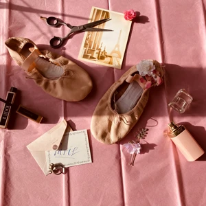 Balettskor, 36 - Ett par balettskor som jag använt ca 5 gånger eftersom de var för små (OBS jag har aldrig använt dem barfota). De är blekrosa och funkar perfekt som prydnad om man inte dansar själv 🩰