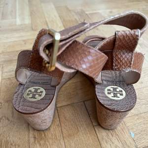 Tory Burch Selby sandaler med kilklack och espadrillos. Strlk 38. Slutsålda överallt. Nypris ca 4000kr  Mitt pris 1500kr. Inga skavanker Kan fraktas