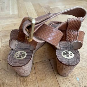 Tory Burch Selby skor - Tory Burch Selby sandaler med kilklack och espadrillos. Strlk 38. Slutsålda överallt. Nypris ca 4000kr  Mitt pris 1500kr. Inga skavanker Kan fraktas