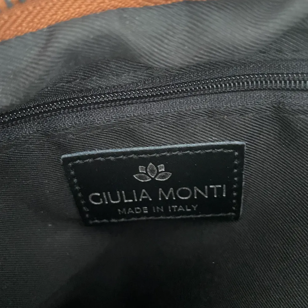 En brun handväska från GIULIA MONTI. Superfint skick då den är nästan oanvänd. Säljs då jag inte använder den längre! Köpare står för frakt 🌻🥰. Väskor.