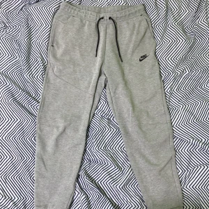 Nike tech - Hej jag säljer min Nike tech byxor