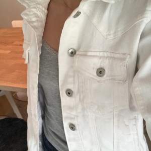 Säljer min supersnygga vita jeansjacka! Fint nu till hösten❤️ I storlek Xs och passar perfekt på mig som är runt 165 cm🤍(ser smutsig ut vid fickan, men det är bara slitningar som ska vara där💕)