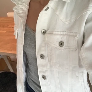Jeansjacka - Säljer min supersnygga vita jeansjacka! Fint nu till hösten❤️ I storlek Xs och passar perfekt på mig som är runt 165 cm🤍(ser smutsig ut vid fickan, men det är bara slitningar som ska vara där💕)