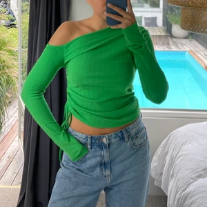 Grön topp - Säljer denna gröna toppen från Gina Tricot. Den är HELT oanvänd! Har prislapp på dig fof!   Priset är exkluderat frakt❗️ Hör av er om ni har några frågor❤️‍🔥