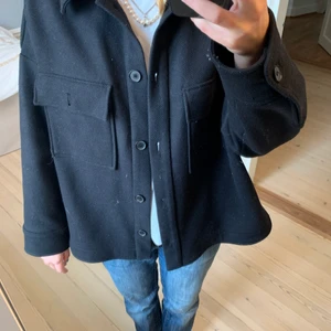 Finaste höstkappan!! - Herrmodell, men passar S-M. Ser lite smutsig ut på bilden med det är bara ludd från en annan tröja!!