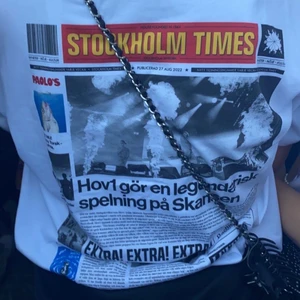 Hov1 - Hov1 t-shirt från hov1 konserten på Skansen. Använd en gång och säljer för jag inte har nån användning för den. Osäker om jag ska sälja men vill se vad jag kan få den för. Högsta budet på 450❤️