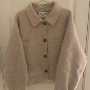 NA-KD jacka - Hej säljer nu min populära jacka från NA-KD som är slutsåld sist jag kollade. Den e i bra kvalite och passar perfekt nu till hösten/vintern 🍂❄️! Den är i storlek 38 men passar mig som vanligtvis har jackor i s/m/34/36🤎 ÄNNU INTE SÅLD.