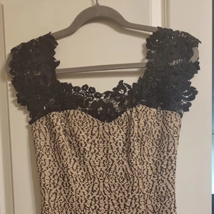 festklänning - festklänning, använd en gång. nyskick. glitterdetaljer på hela