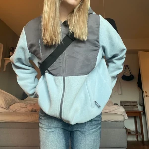 Fleecejacka - Snygg fleecejacka köpt second hand. I väldigt bra skick och passar jättebra nu till hösten!