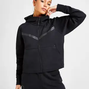 Säljer en svart Nike tech hoodie i dammodell. Köpt för 1200kr. Ny skick. 