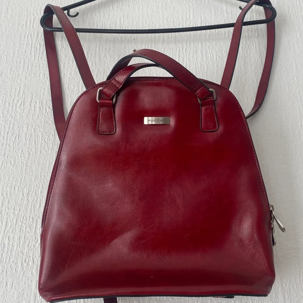 Vintageväska från PUCCINI, köpt i vintageaffär i Italien. En mindre ryggsäck i skinn men justerbara remmar. I nyskick.. Väskor.