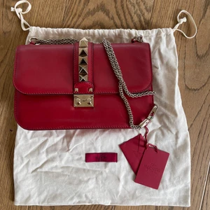 Valentino väska - Säljer min Valentino Glam Lock väska i mycket gott skick, den ser ut som ny! Äkthetsbevis samt dustbag finns!