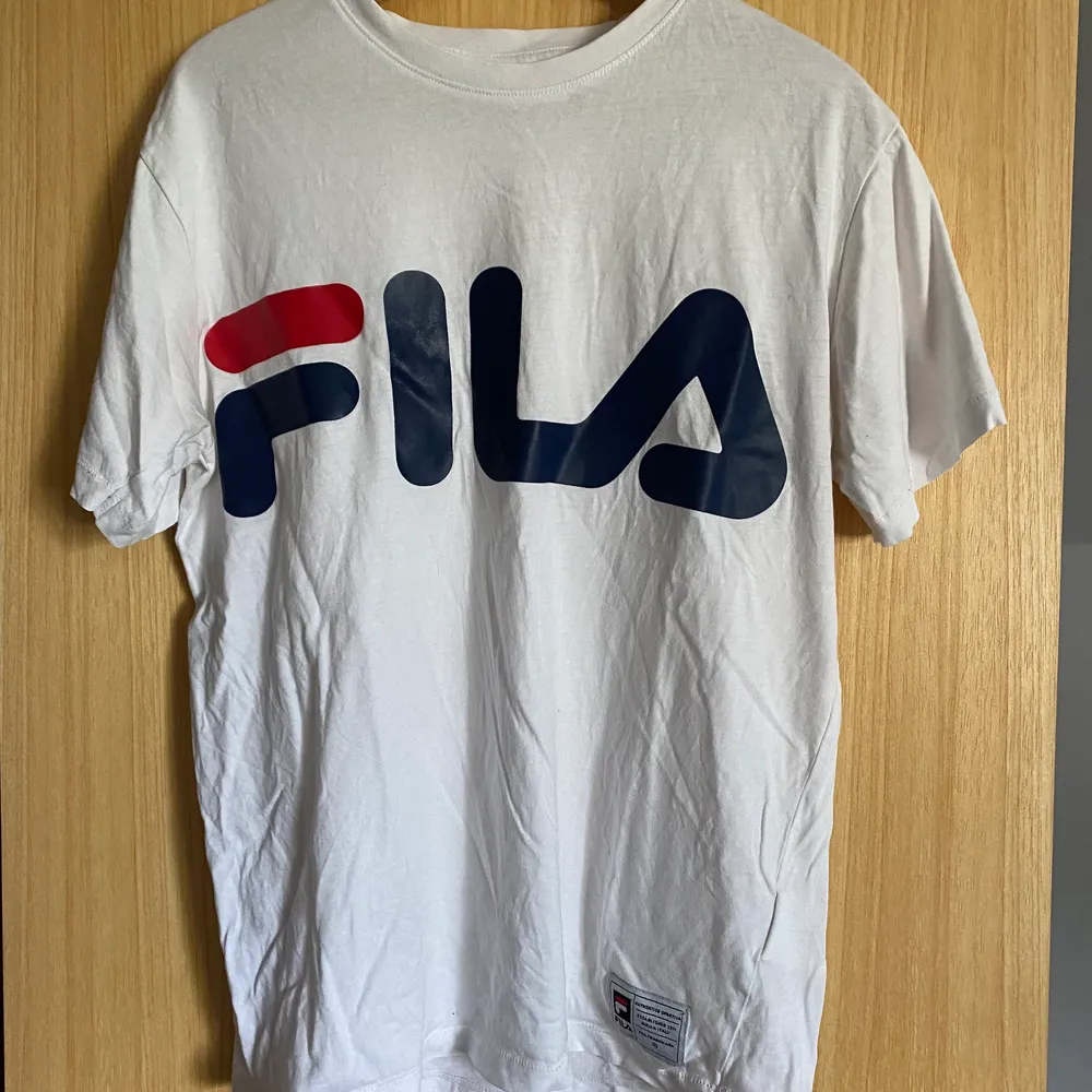 Tröja från Fila, fintskick . T-shirts.