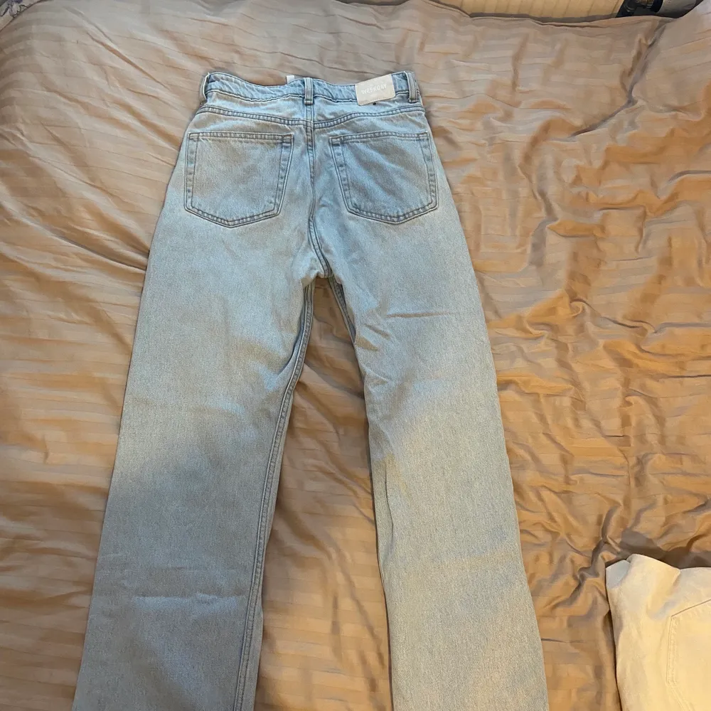 Ett par raka blåa jeans från weekday I modellen rowe. Jätte bra kvalitet säljer då de är för små för mig storlek 27/30. Jeans & Byxor.