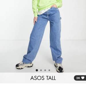 Blåa, vida jeans från ASOS. Säljer pga lite för små och hann inte göra en retur. Storlek w26 l36, så passar dig som är lite längre. 