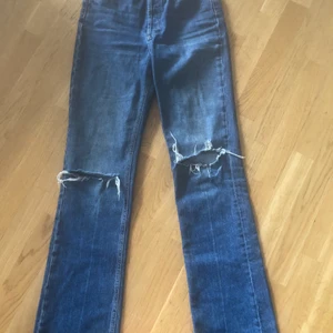 Högmidjade jeans - Snygga högmidjade jeans med hål på knäna