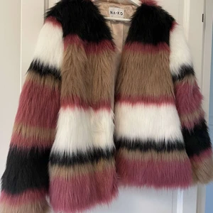 NAKD - Jacka - I princip helt oanvänd jacka från Na-kd i storlek M. Ordinarie pris 1000kr