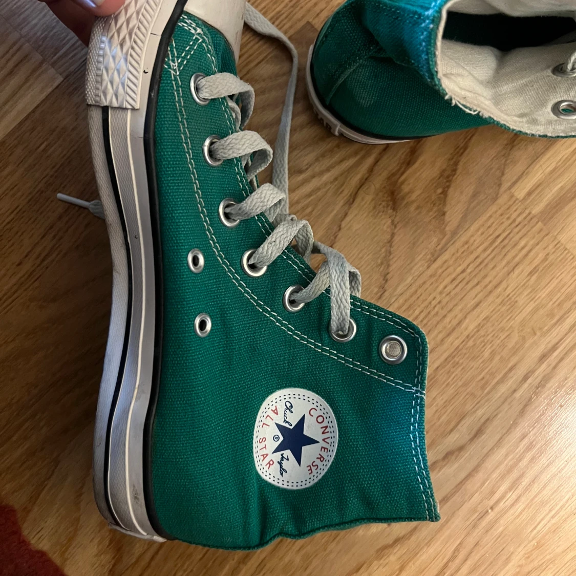 ett par grön Converse skor - 90