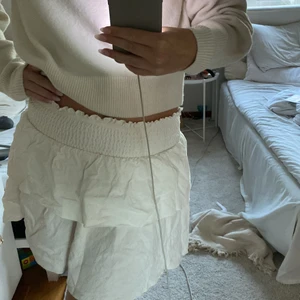 volangkjol  - vit volangkjol storlek S💞💞