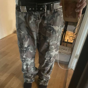 cargobyxor  - fett coola cargobyxor 💟 det står strl 44, de har inga defekter förutom att dom är slitna nere. 