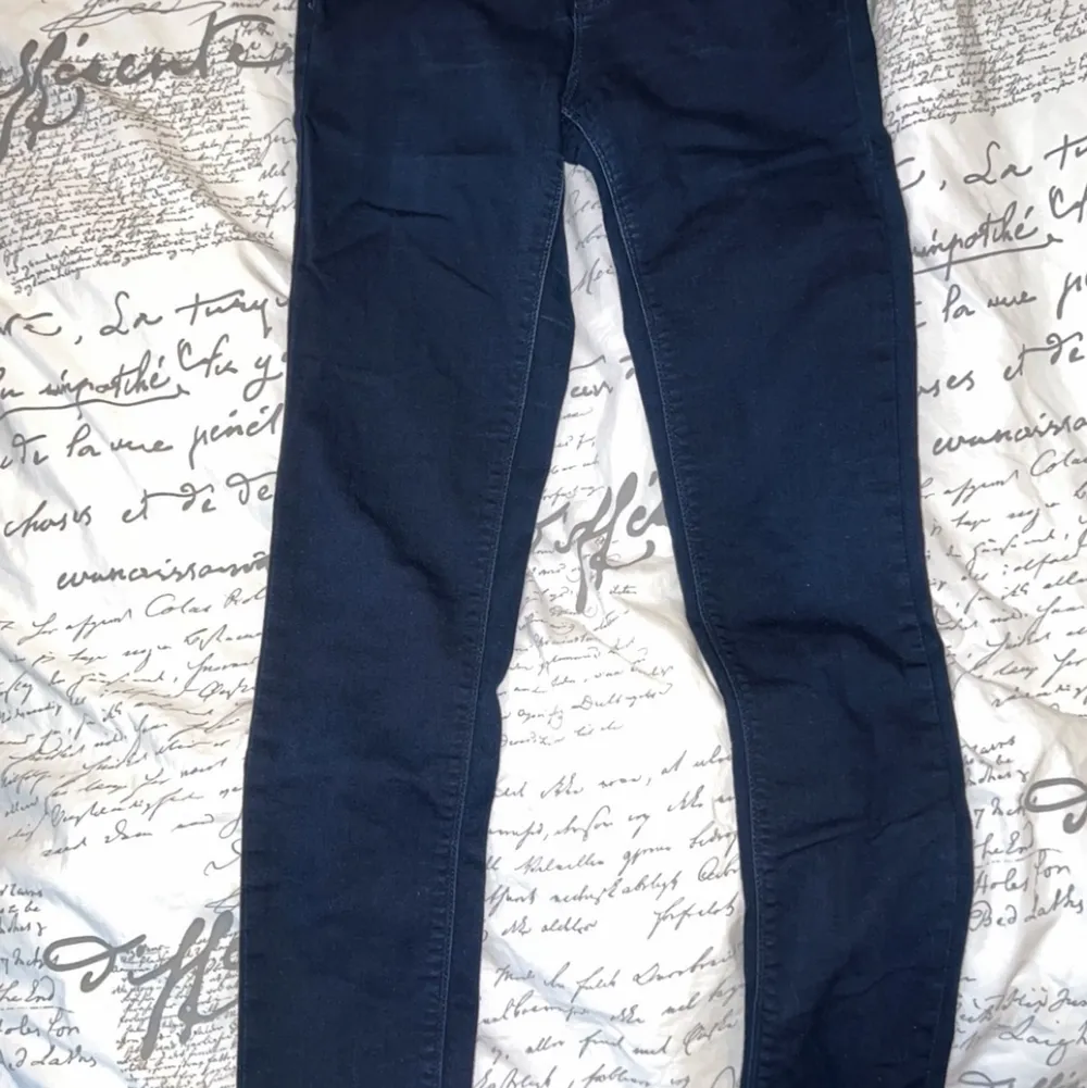 Helt oanvända jeans från NAKD. 100 kr . Storlek 38. Jeans & Byxor.