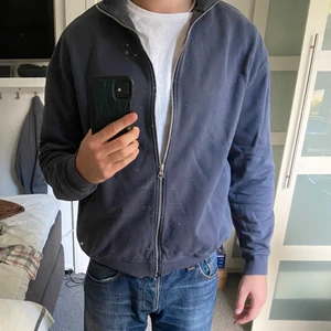 Weekday Ziptröja - Ziptröja från Weekday. Endast använd ett fåtal gånger och är i princip i nytt skick. Passar väldigt bra på mig som är 183cm lång.