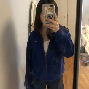 Blå zipup  - En blå zipup hoodie i tyget velour som jag köpte här på plick men tyckte inte aty jag passade i den 💗 storleken m