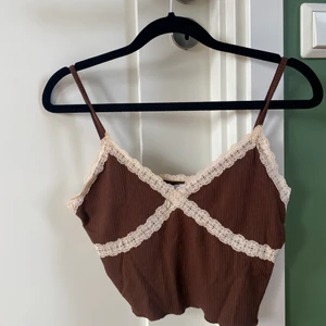 Brun topp från bershka - Brun topp med beige spets från Bershka. Storlek S. Knappt använd så bra skick🤎🤎