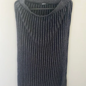 Klädpaket/set ifrån Gina Tricot - Klädpaket/set ifrån Gina Tricot. Använt vid ett tillfälle. Kjolen är i storlek S och toppen i storlek M.