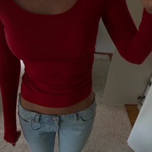 Tröja - Fin röd tröja från KappAhl i strl XS men den är sjukt stretchig. Jag har vikt upp tröjan på bilderna. 