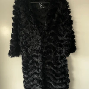 Kopenhagen By Andersen Svart Pälskofta - Säljer min pälskofta köpt från Tara By Raglady. Märke Kopenhagen By Andersen i stl 40, passar mig som är 38/40.  Använd en gång därav som ny i skicket!