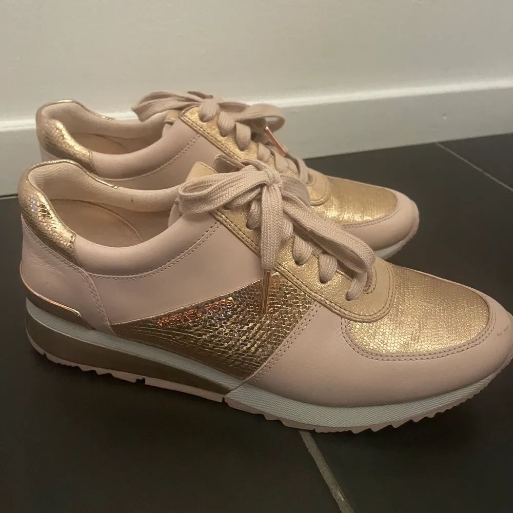 sneakers från Michael kors använda ett fåtal gånger. Pris kan diskuteras 💗💗. Skor.