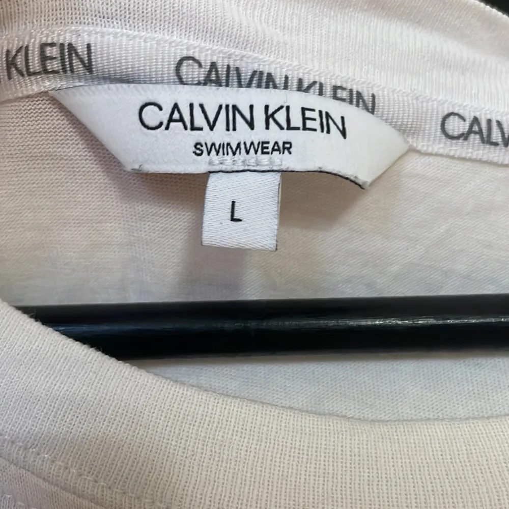 Calvin klien t-shirt -stl L -använd -nyrpris 300. T-shirts.