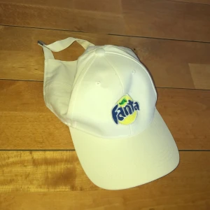 Keps - Keps . Frakt tillkommer på 15kr