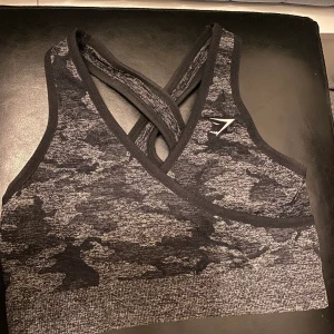 Gymshark sport-bh - säljer denna supersnygga sports-bh:n då den inte längre passar mig, har haft den ett tag men är ändå i väldigt bra skick💕 köparen står för frakt   mer information finns i DM om det behövs💕💕