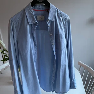 Ljusblå skjorta  - Fin ljusblå skjorta i storlek 38. Jag som pendlar mellan 36 och 38 skulle mer säga att det är som en storlek 36 men skulle säkert även passa någon med 38 som vill ha en tightare fit. Du står för frakt! 