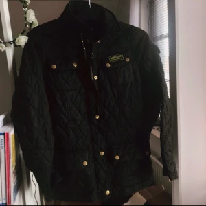 Barbourjacka - Passar en XS-S. Skärp saknas! Superfint skick. Frakt tillkommer. 