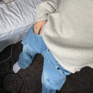 Ett par helt nya cargo jeans från hm, stl. 36. Säljer pga glömde returnera då de var i fel storlek, de är alltså aldrig använda!!