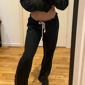 Roxy linne byxor! - Säljer mina populära linne byxor från roxy då dem tyvär inte kommer till användning! Aldrig använda bara testat dem på:) är fler intresserade blir det budgivning😊