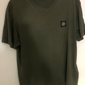 Stone island t-shirt (L) - Skicket är runt 8-10 ser inte så jätte använd ut och har inga slitage vad jag kan se men den är anvånd.   Köpt på NK i Göteborg   