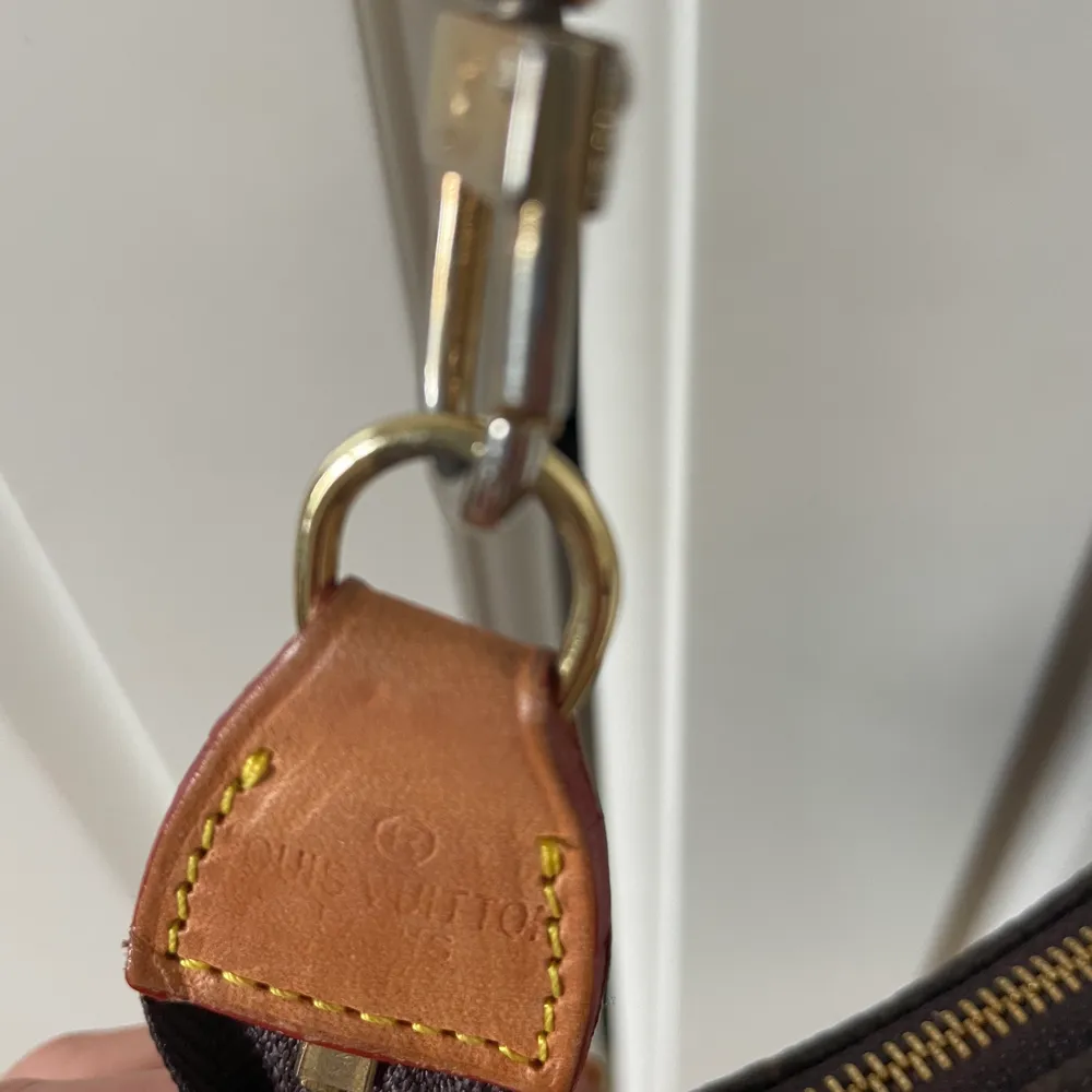 Louis Vuitton väska! Säljer nu min fina väska som är i gott skick! Köpt på Blocket för ca ett år sen. Kan ej garantera äkthet men numret på sista bilden visar på äkthet och kvaliten är hög!   Kan som sagt inte lova äkthet!. Väskor.