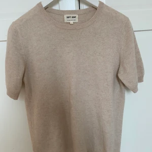 Kashmirtröja från Soft Goat  - Superfin beige kashmirtröja från Soft Goat i storlek L. Jag har storlek XS-S och den sitter lite oversized på mig på en fint sätt! Lite nopprig därav priset.😊 Nypris: 1 595kr 