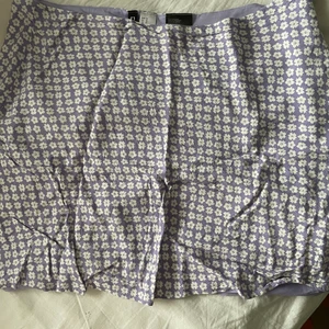 Gullig kjol från HM! - Säljer en lila kjol från Hm i storlek 44 då den inte längre kommer till användning! Använt den 4-5 gånger men är i väldigt bra skick! 50kr + frakt